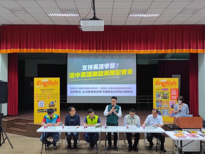 支持英語學習 立委林宜瑾、市議員朱正軒媒合捐贈全市國中英語雜誌