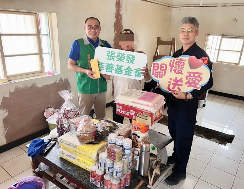 獨居翁老屋殘破　北港警揪張榮發基金會修繕送暖