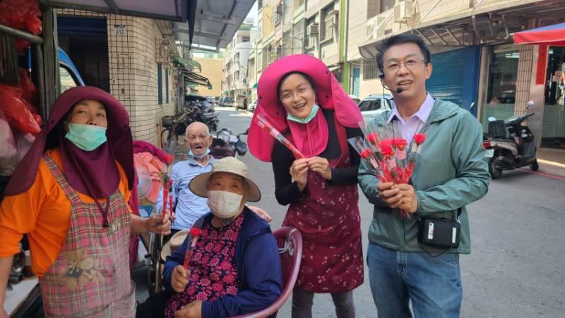 立委許智傑挾帶高人氣，走進市場即獲得熱情歡迎！