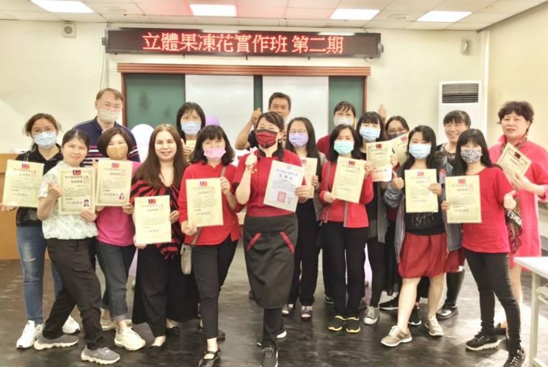 在職勞工自主學習提高職場競爭力　竹縣產業總工會發表立體果凍花實作班第2期成果