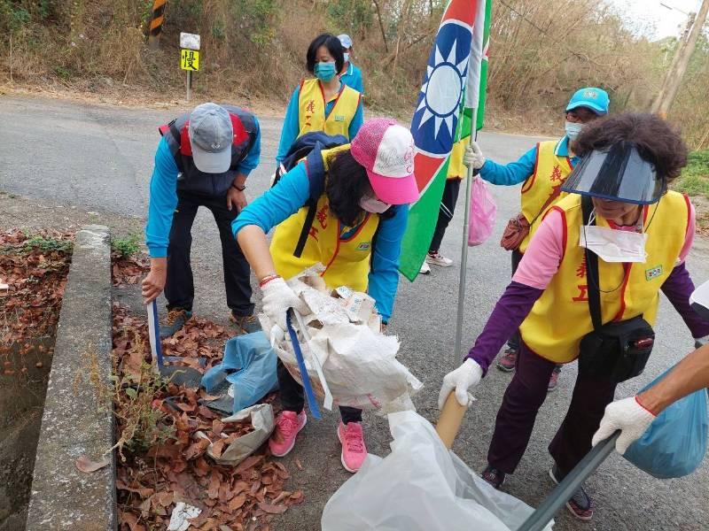 關廟救國團愛護青山綠水 假日清掃山區產業道路