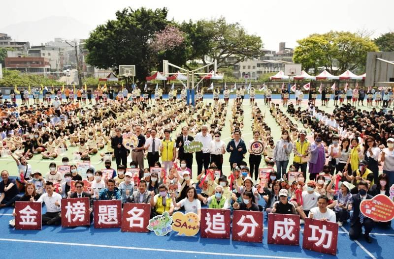 淡中迎77歡慶聚一起 招募校友回娘家 加油棒提杯帶 祝九年級考生追分成功