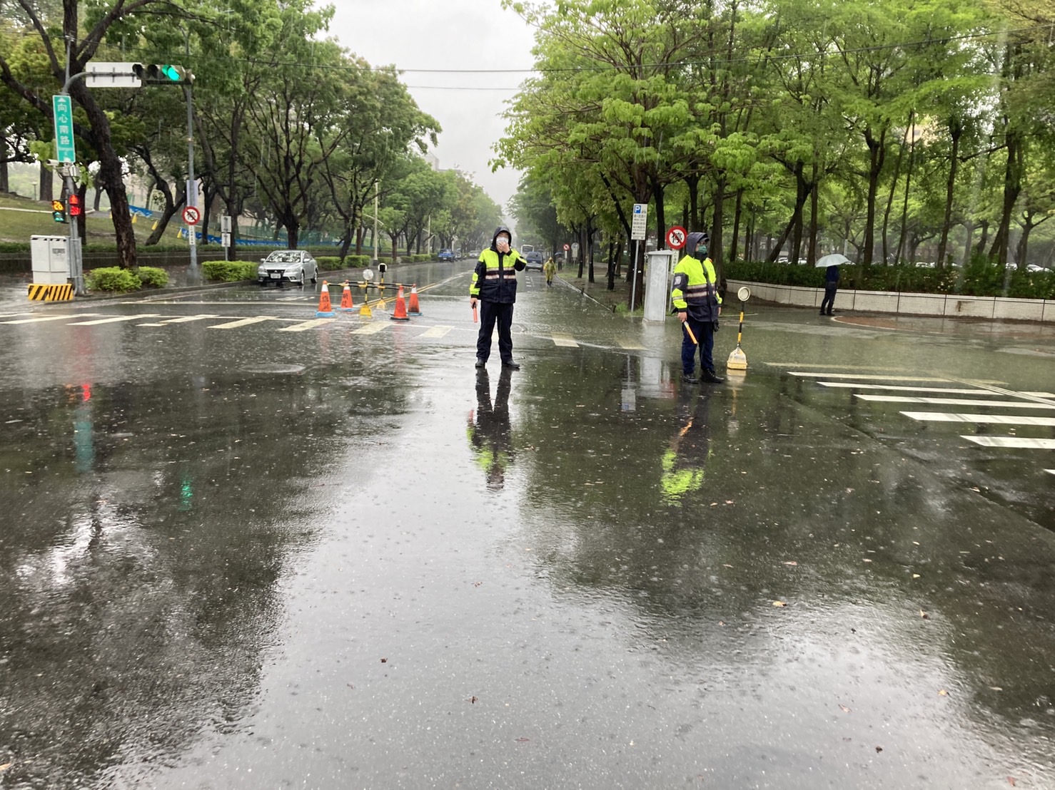 豪雨路口水溝蓋孔現湧泉 警方迅速到場警戒執行疏導