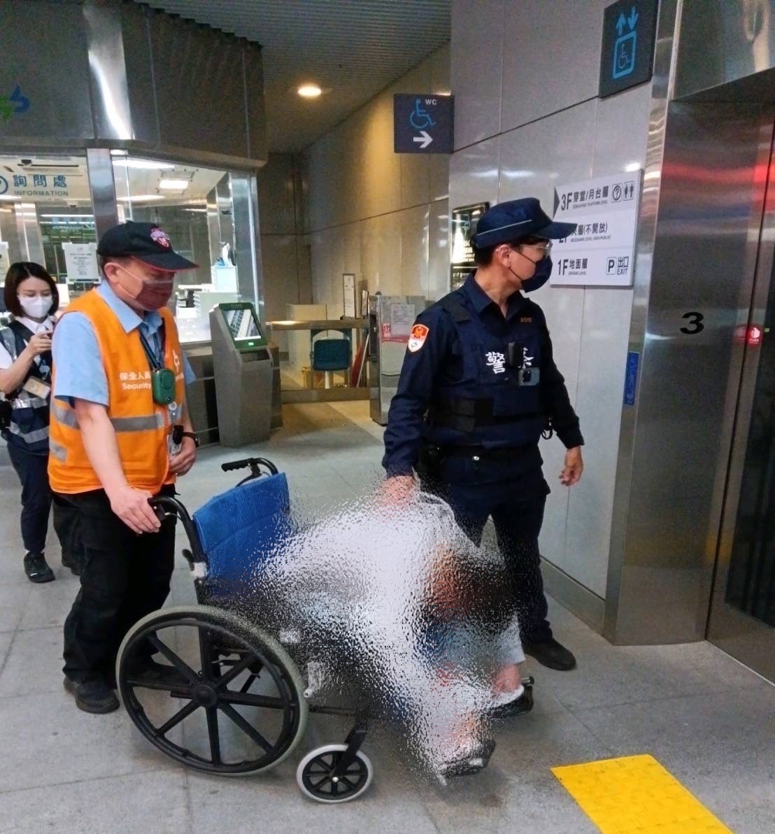 清明連假酒醉倒臥捷運站廁所，捷警護送出站助返家