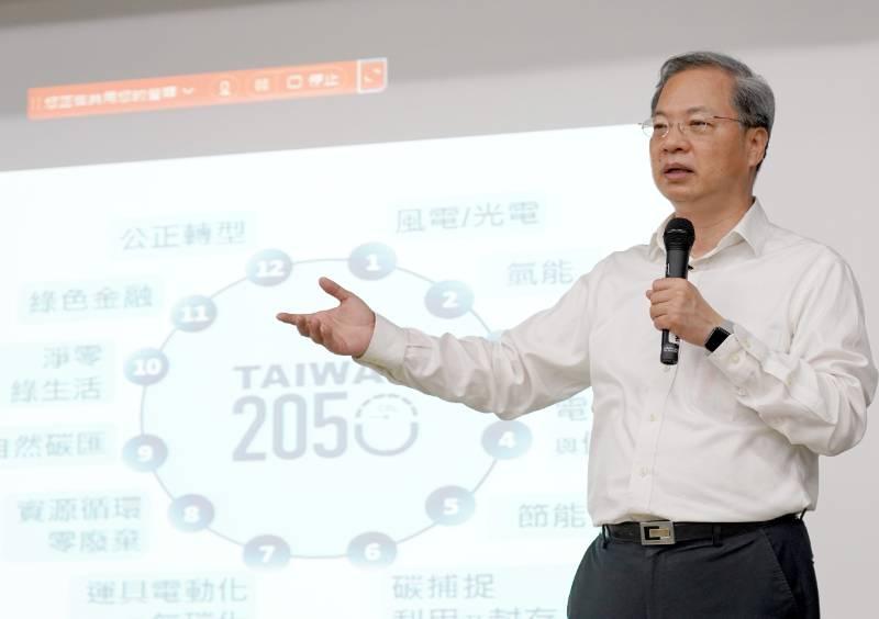 培育競爭力青年 國發會龔明鑫到成大分享臺灣2050淨零關鍵戰略