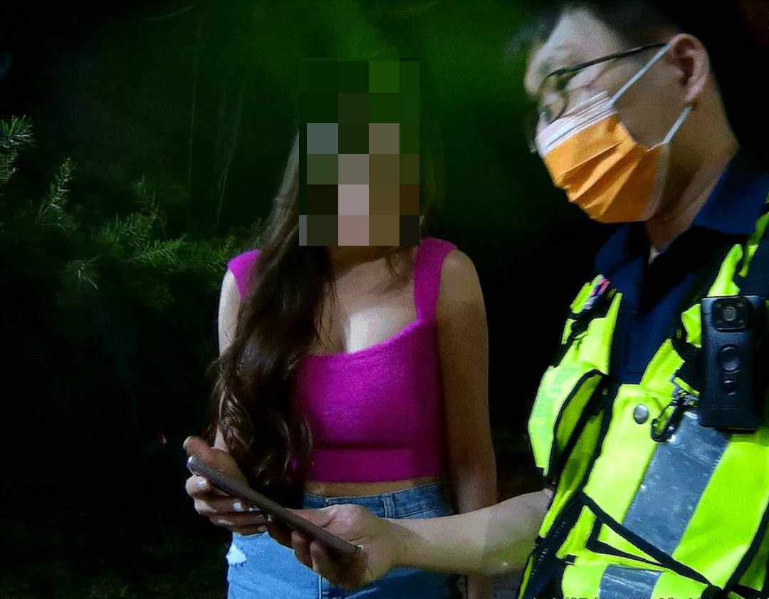 一句「我知道你家住哪裡?!」女嚇到夜奔超商買點數 遇警及時攔阻
