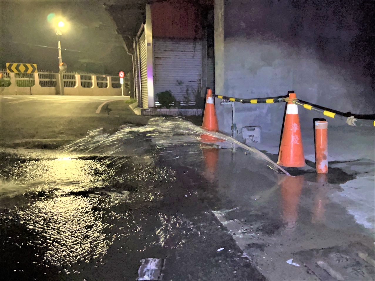 深夜水管噴水  公園警機智救援