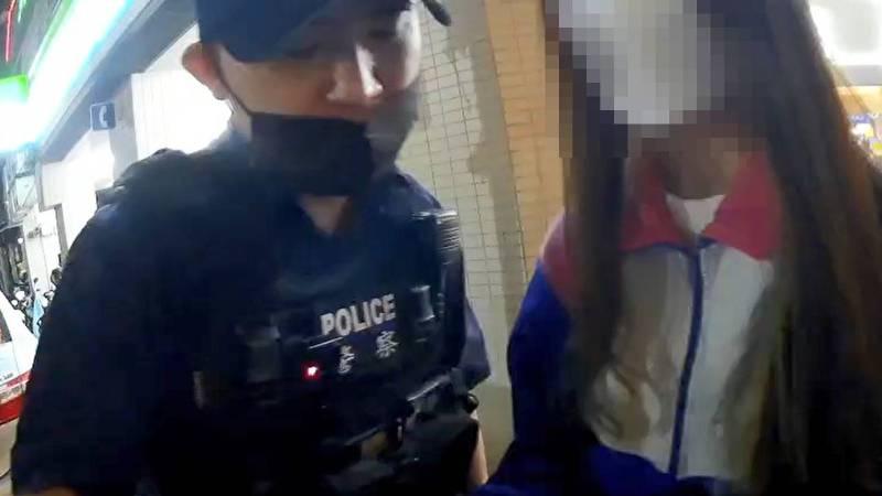 見到警察她嚇哭了警溫馨勸導阻詐成功