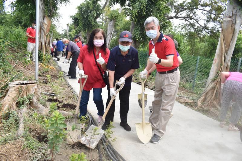 捲袖拈花惹草 中彰榮家住民員工齊力打造賞花步道