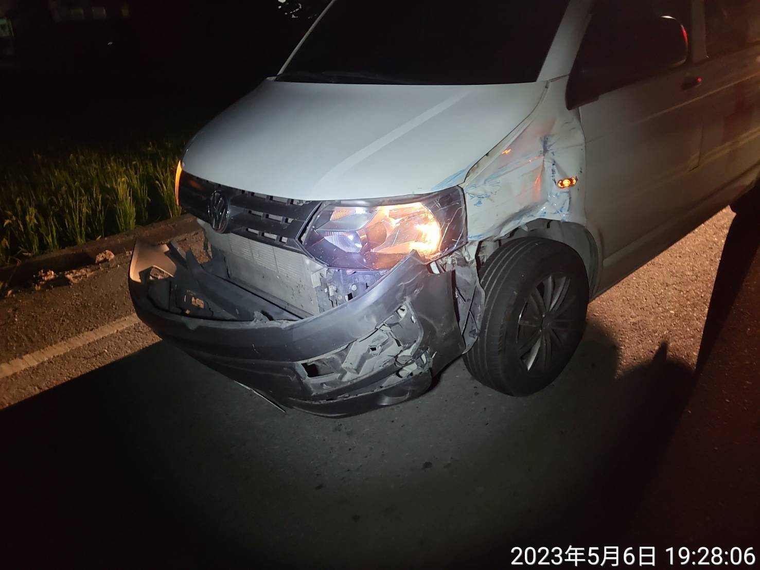 自小貨車與民間救護車交通事故兩司機輕傷患者送醫救治