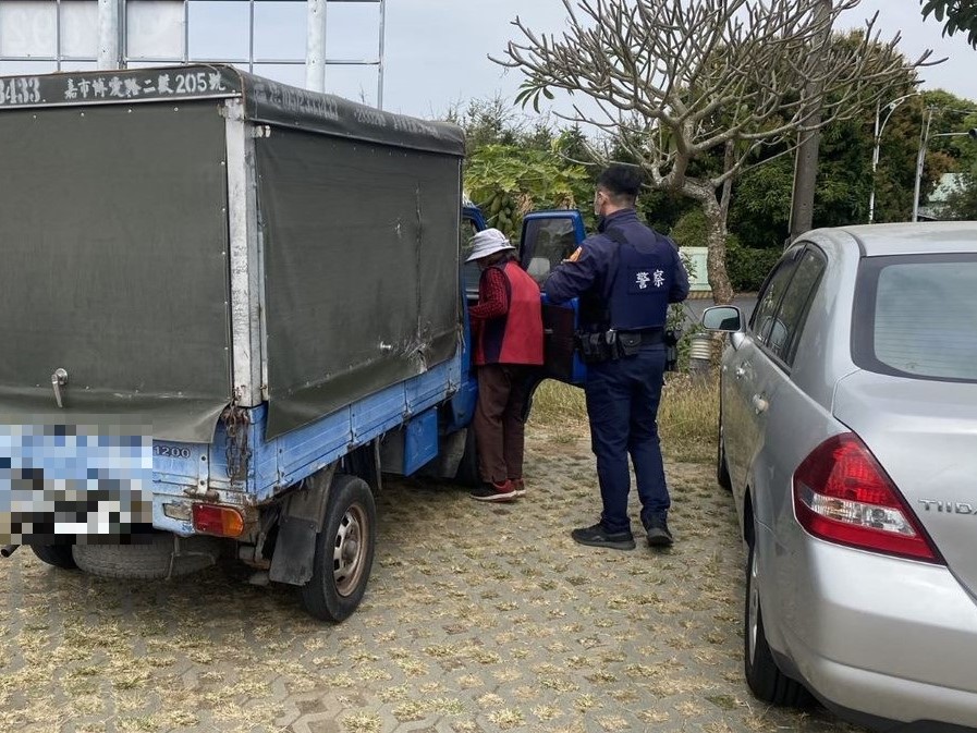 車輛故障停路中  長竹警及時救援移車輛