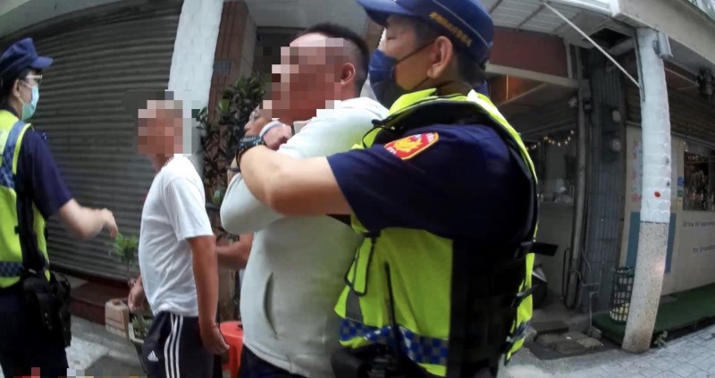 瞄一眼竟拳腳相向 警帶回通通送辦