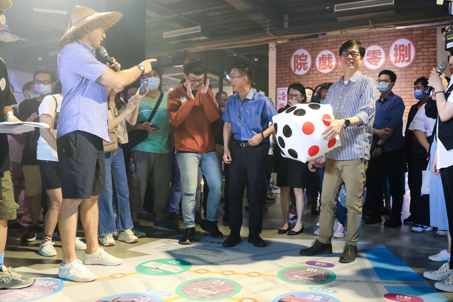 Fun現港灣雙語數位導覽系統正式上線 陳其邁與吳鳳暢玩真人版大富翁