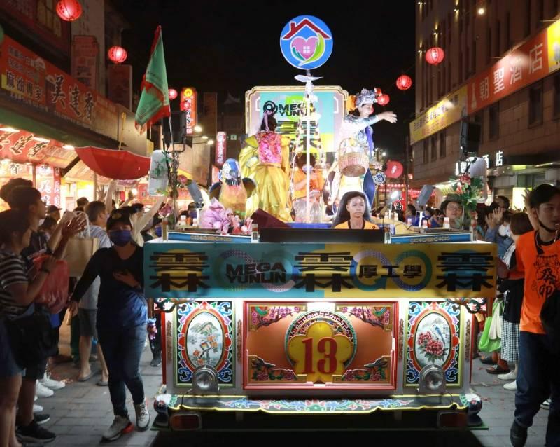 朝天宮媽祖繞境　「厚工學」藝閣車助溫馨家園孩童圓夢