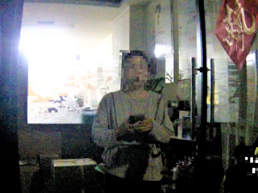無力癱倒在地  後湖警協助女子聯繫家屬