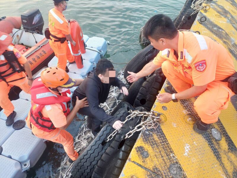 高雄興達港北堤失足落海 海巡急速出艇救援