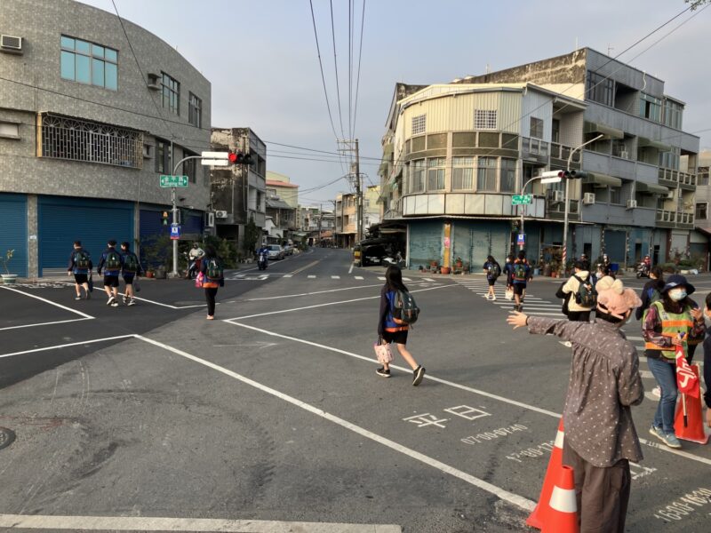 保障學生行走安全  高雄交通局一甲國中前路口設置專用號誌及標線