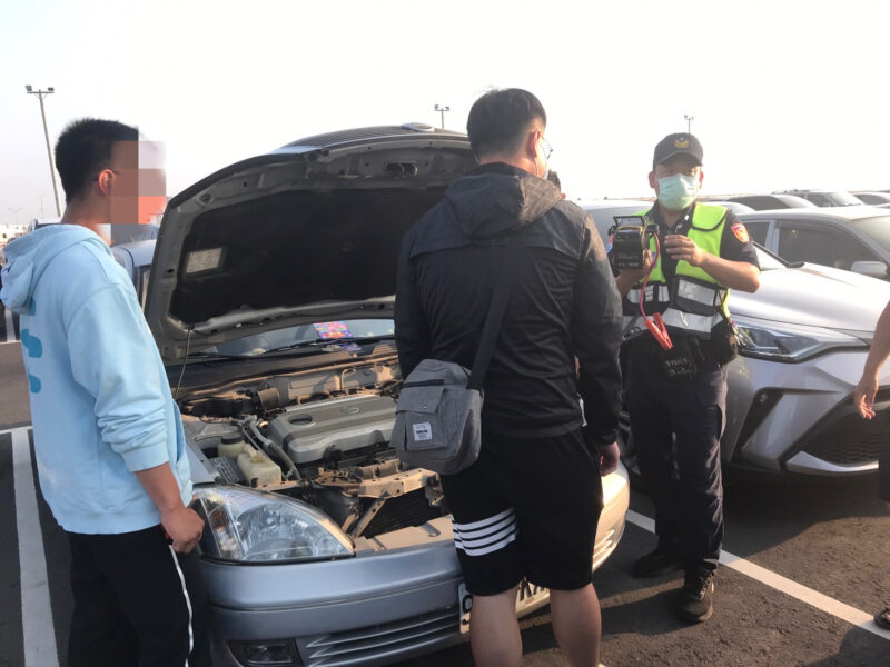 高港警化身「發電機」救援遇拋錨遊客車輛