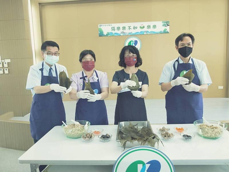 郭醫主管包粽傳情 粽香增進情感