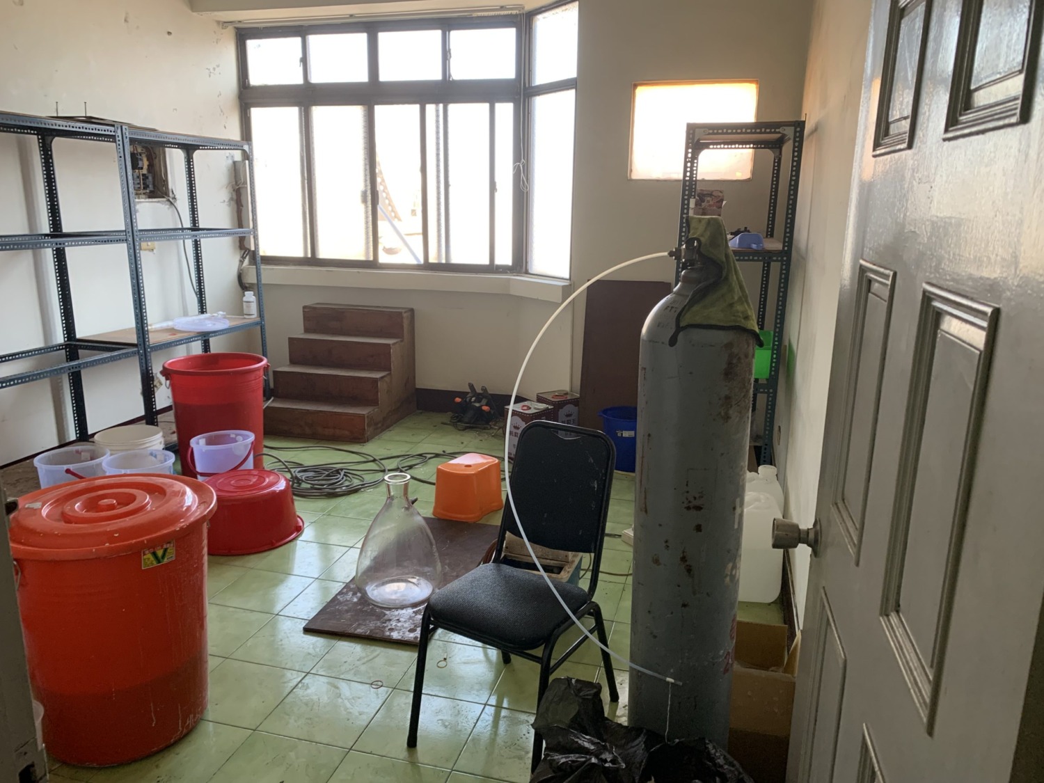 高雄市調查處破獲以飲料店作為掩護之製毒工廠