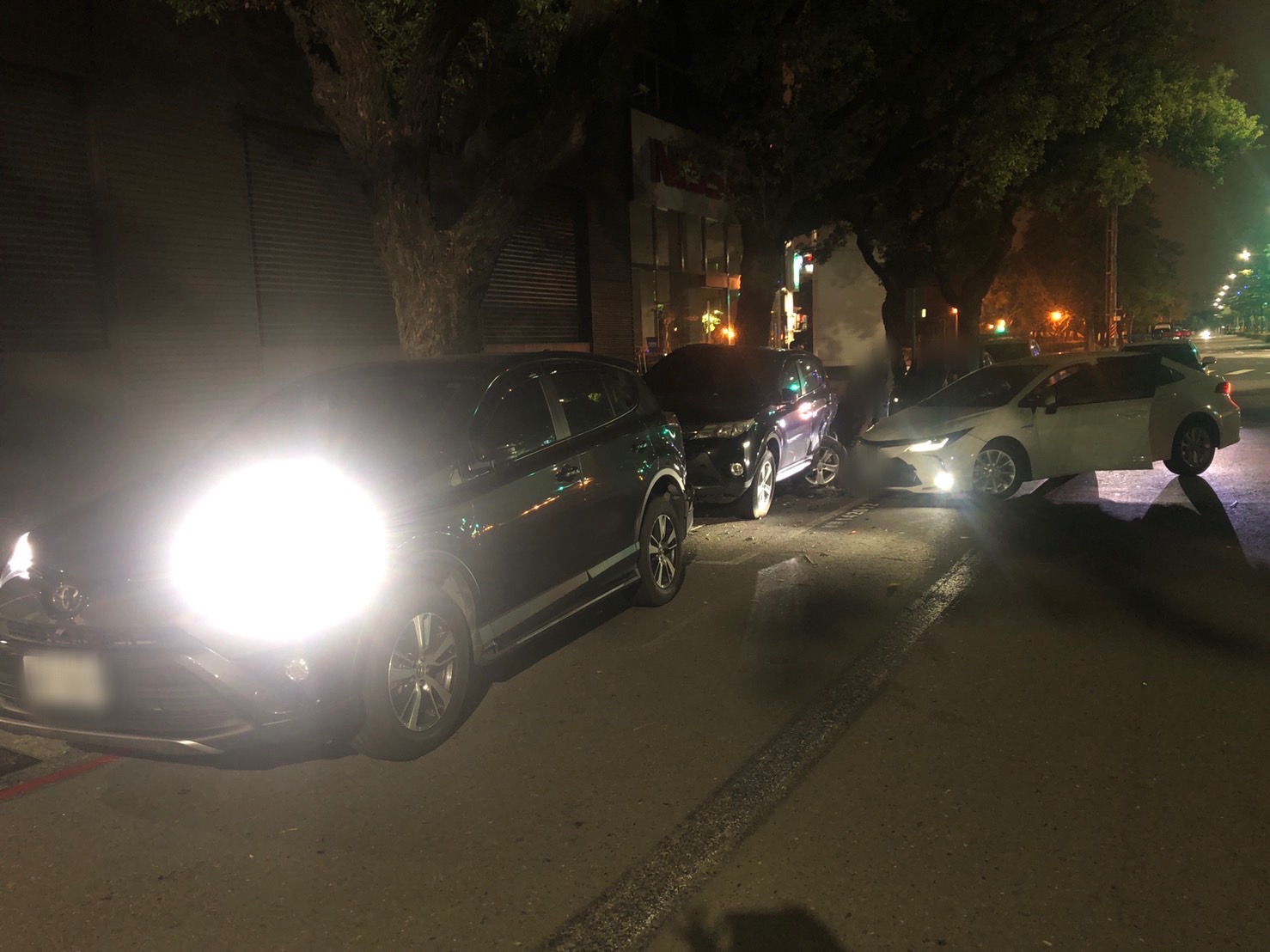 自小客轉彎自撞波及路邊車輛 原來是酒駕