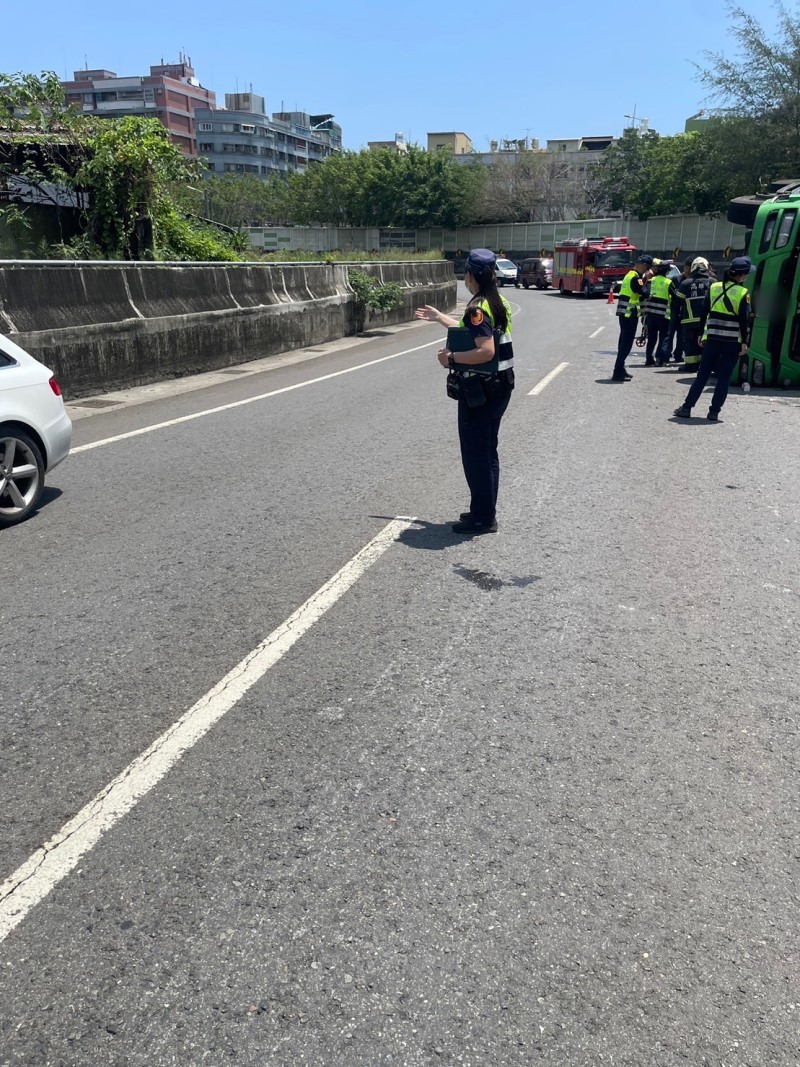 連結曳引車過彎翻覆 前鎮警疏導交通及時排除