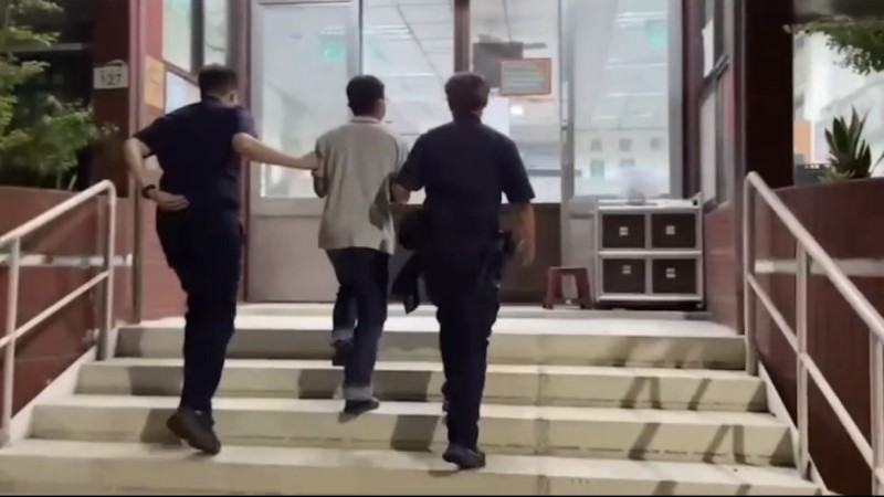 男酒後肚子餓 騎車來買炒飯 店家沒開 卻等到警察來抓….