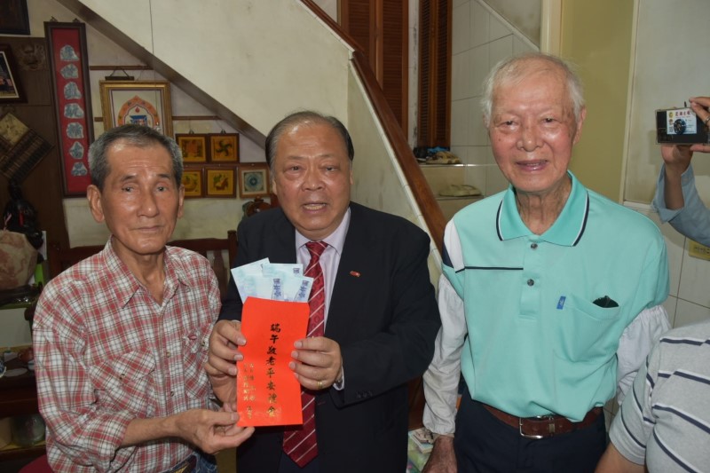 澎湖全國首創加發5千元端午節敬老金 陳光復親贈長者禮金