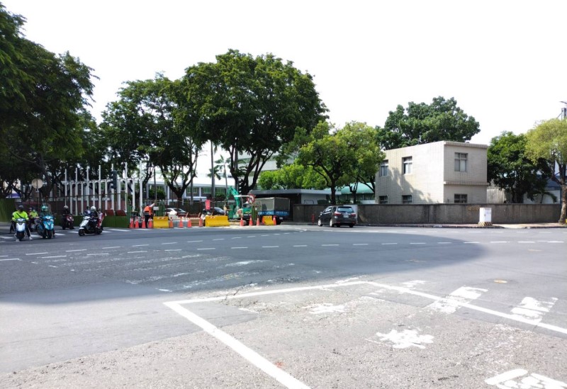 輕軌建工/大順路口交維施工 提醒用路人行經路口小心駕駛 減速慢行