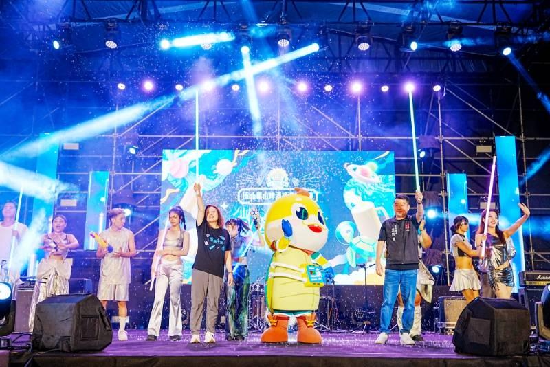 2023龜山啤酒音樂節「微醺宇宙」嗨翻天! 　桃市副秘書長及龜山區長化身太空人送禮物與民眾同樂