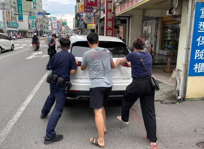 府城旅遊車突故障困路中 暖警熱心民眾齊協助推車