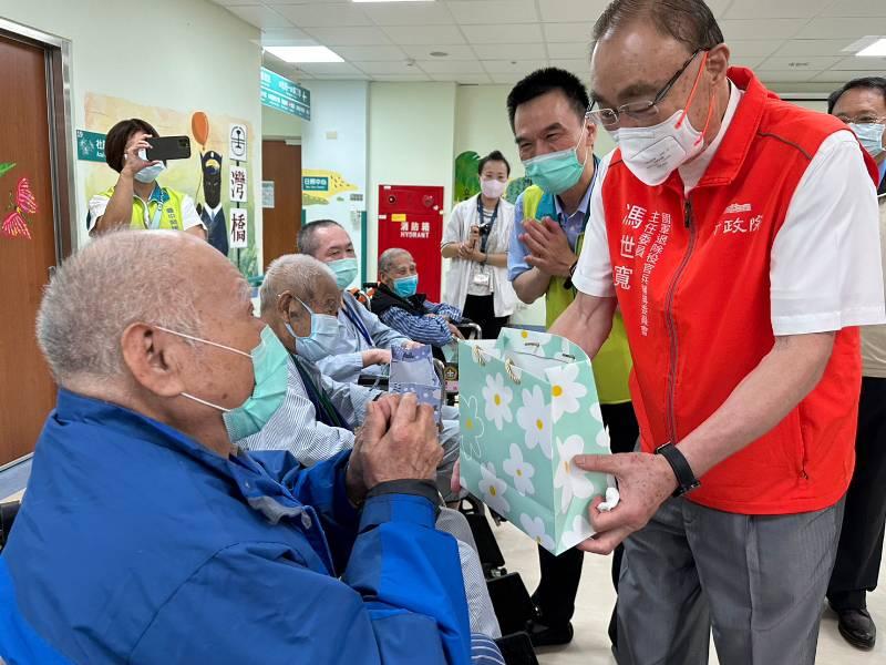 大鵬主委走訪嘉義暨灣橋榮院 溫馨慰問住院榮民眷揪感心