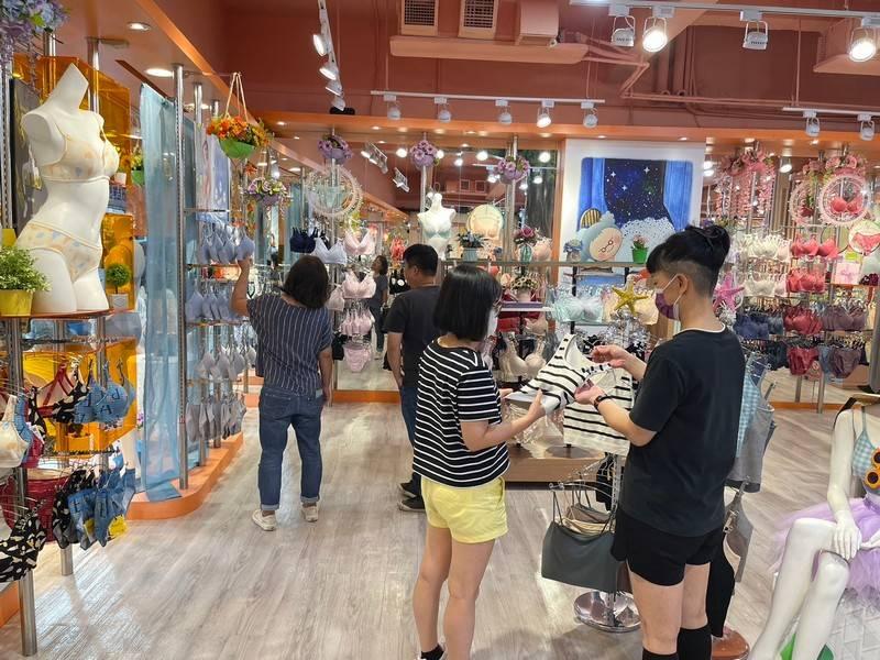 陪逛再也不厭世！ 鹿港特色店設置陪逛放風區 同步友善老公與小孩
