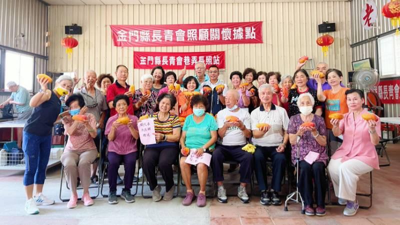 許燕輝代表關懷長者供餐 致贈水果加菜