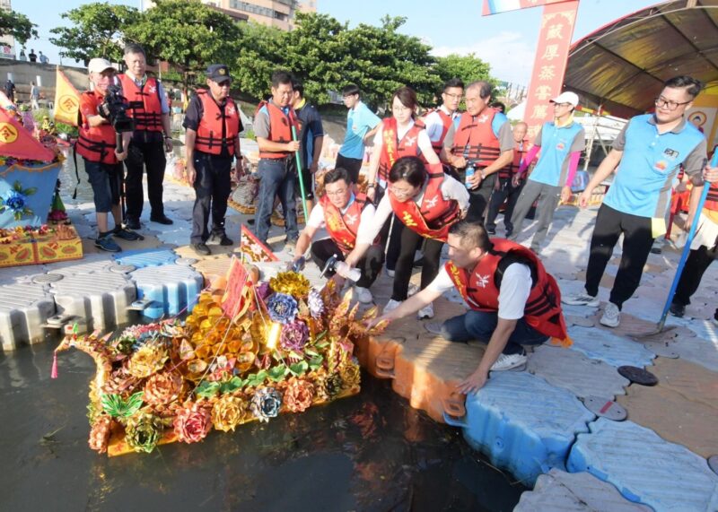 鹿港地藏王廟祈安拔薦三天大法會祭水靈儀式、放水燈重現鹿港風華