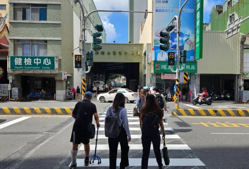兼顧行人通行與行車安全 郭綜合醫調整路口號誌改善完成