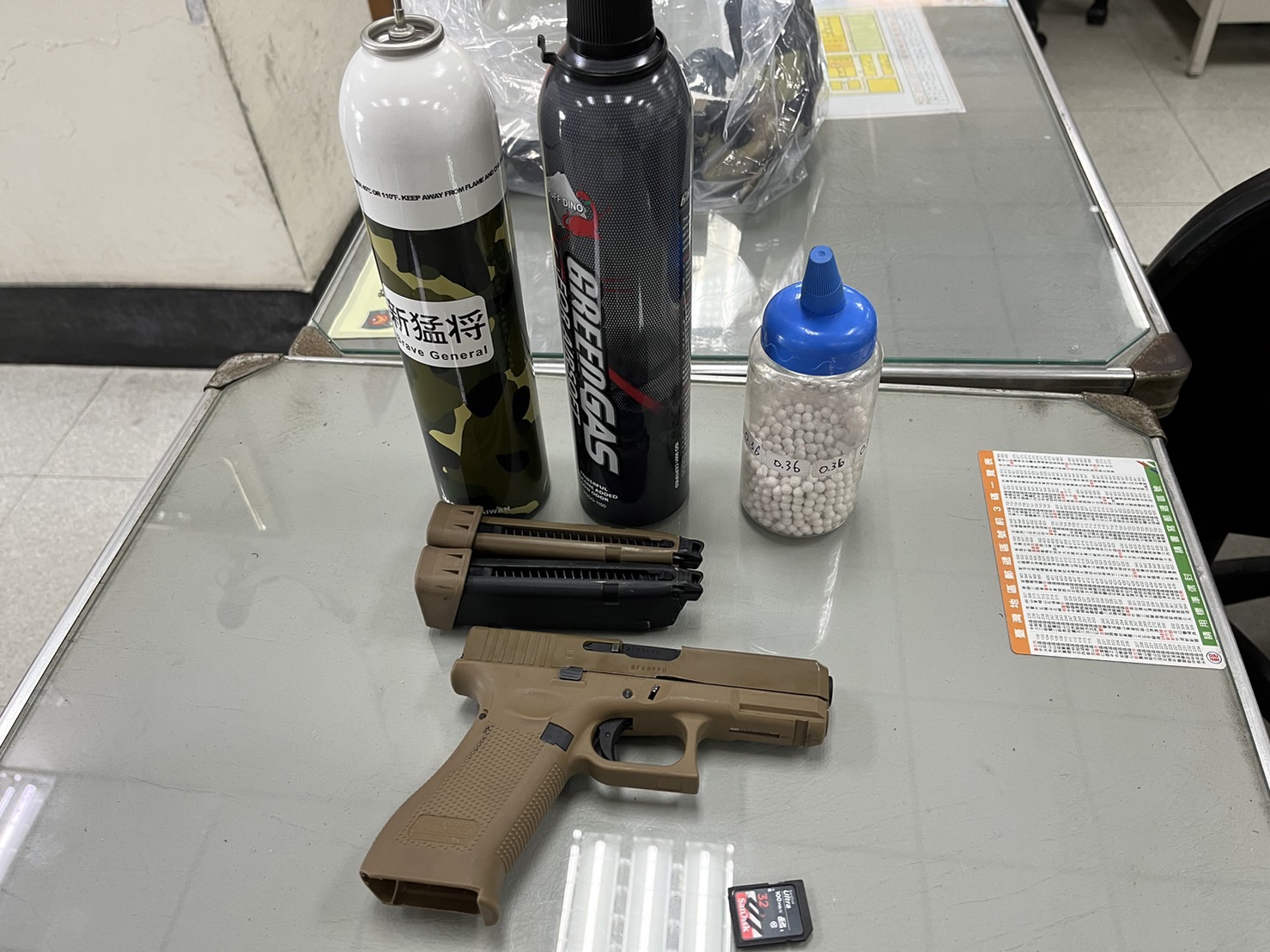 行車糾紛持玩具槍射擊對方港警到場處理帶回調查