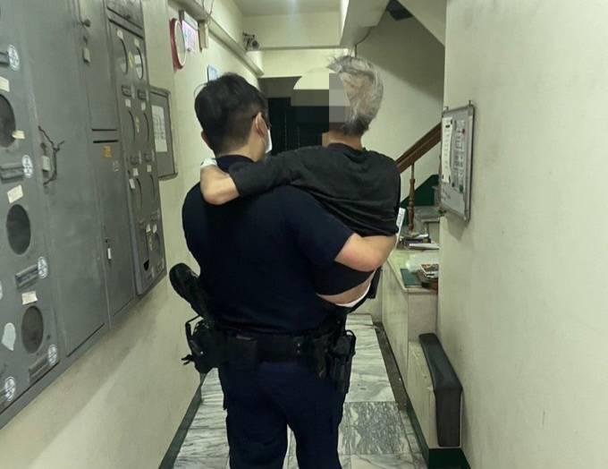 7旬行動不便翁迷途無助超商前 南警熱心助返家