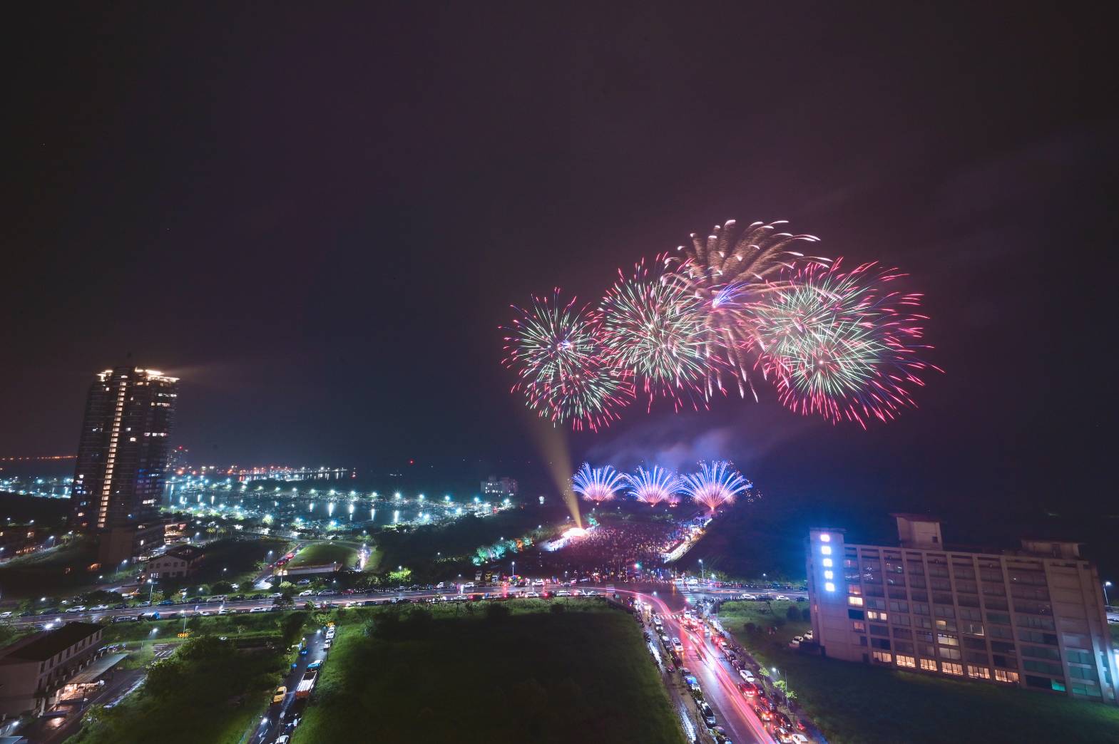 頭城起飛 天空最美  第一屆頭城煙火節   烏石港擠滿觀光人潮  美麗煙火在風雨中落幕