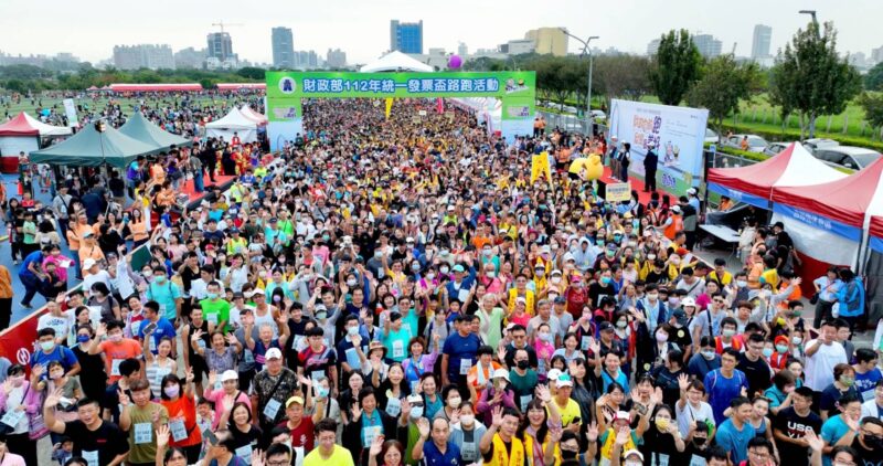 圖文：統一發票盃路跑吸引近兩萬跑者於中央球場前起跑共同迎接中市曙光。