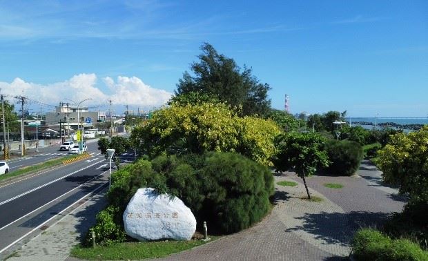 茄萣濱海公園一望無際的海岸風光 夕陽西下海面滿天彩霞