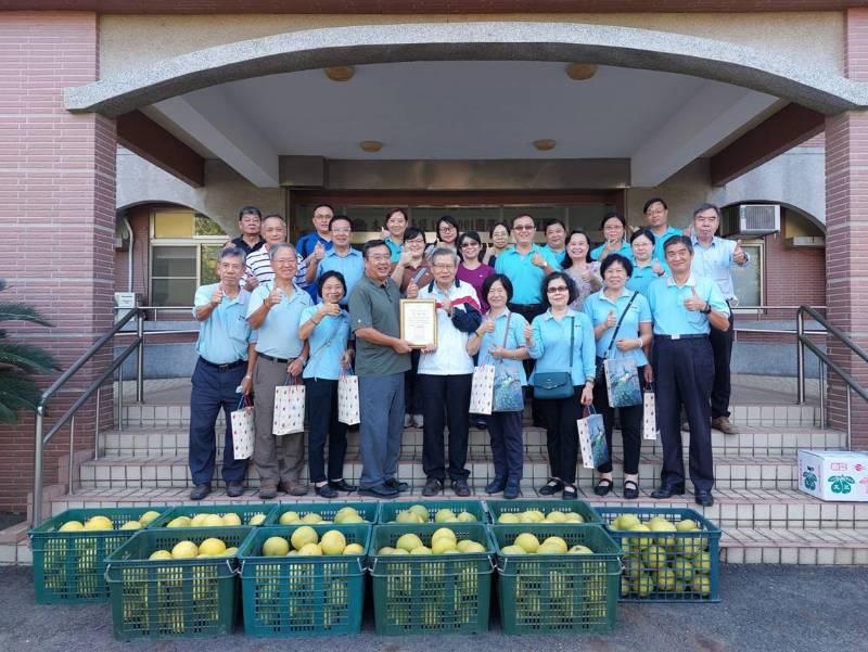 天慧慈善堂愛心捐贈大白柚 榮家住民品嚐香甜好窩心