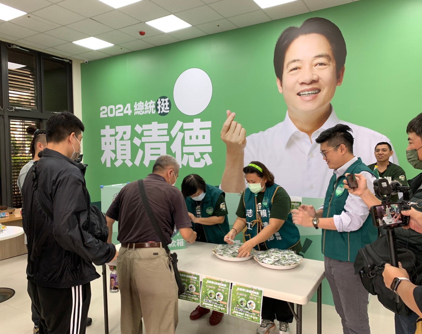 高雄Q版貓狗徽章開賣 民眾透早排隊搶購20分鐘完售