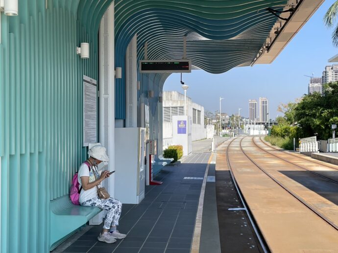 高雄環狀線輕軌C18鼓山站 ―秋日鼓山打狗岩輕軌之旅