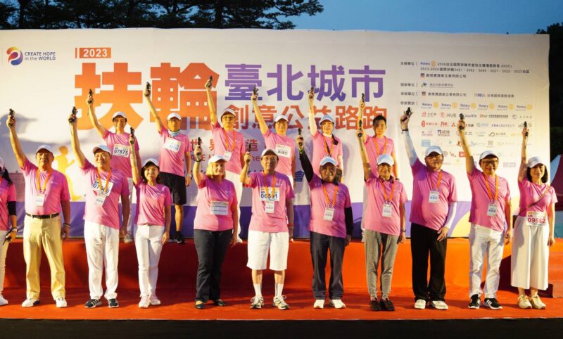 圖文：HOC謝三連主委偕同2024-25國際扶輪社長當選人RIPE Stephanie Urchick、六地區總監等人共同鳴槍。