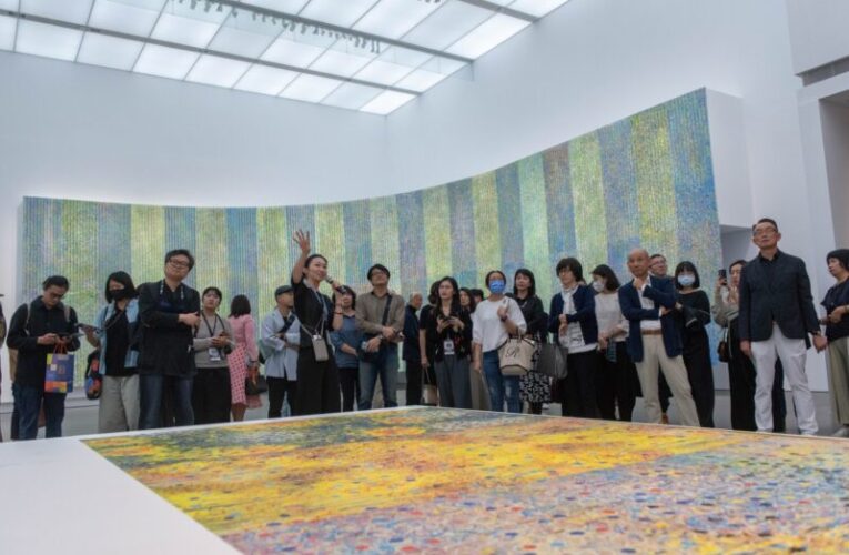乘著流動樂音 看見大師心中的湛藍之海 高美館《江賢二2023個展》12/2璀璨呈獻