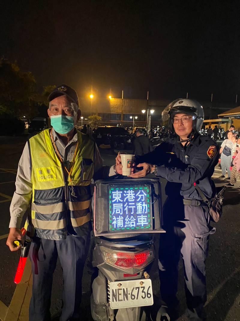 跨年晚會 東港警LED行動補給機車穿梭送溫暖