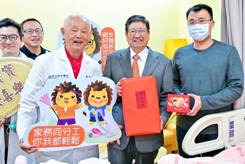 元旦寶寶平安喜樂　竹縣長楊文科偕同衛生局長探視東元綜合醫院12位新生兒送金鎖片