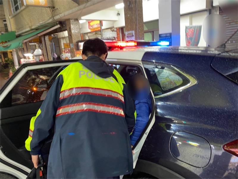 失智老翁元旦連假忘回家路 暖警助平安返家團聚