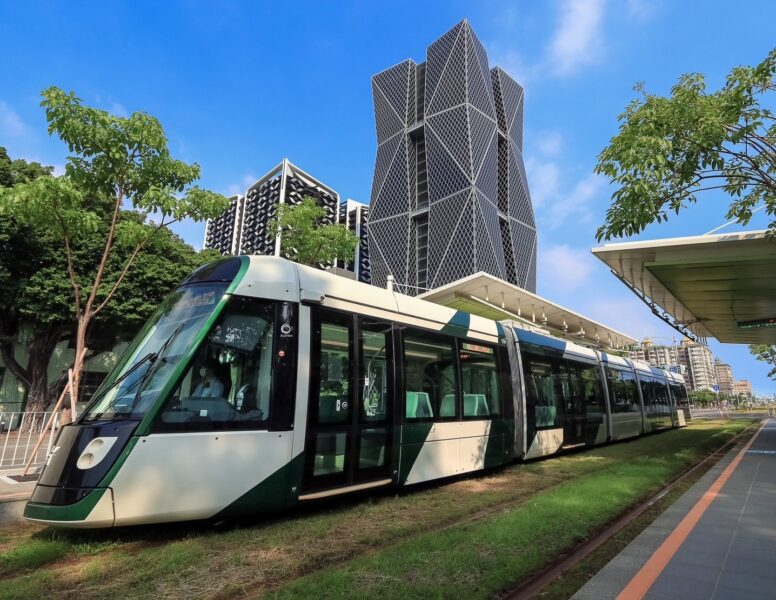 中鋼攜手高市府全力打造綠巨人隧道，高雄輕軌全線成圓！